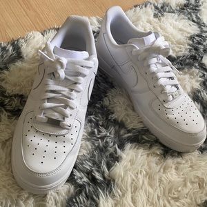 Men’s 9.5 or Women’s 11 Nike Air Force 1 07’